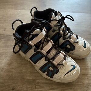 Nike Kids Sneakers in Cream and Blue